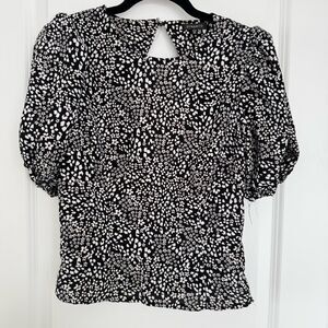 DYNAMITE | Puffed sleeve open back floral blouse